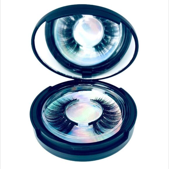 Desiree: 3D Magnetic Premium Silk Lashes, Magnetic Eyeliner, & Tweezers Ultimate - Picture 3 of 10